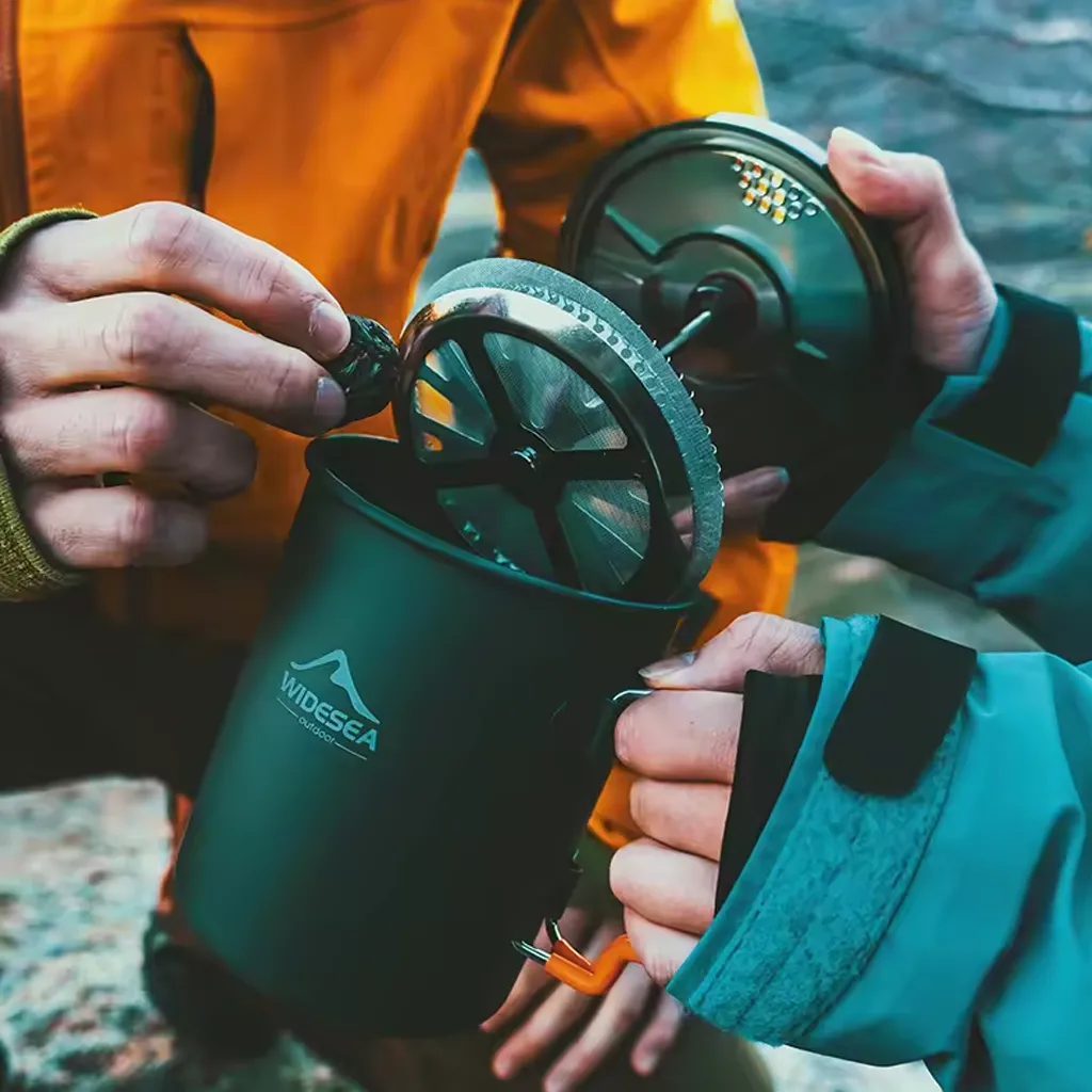 size of trampingcoffee press compared to hands