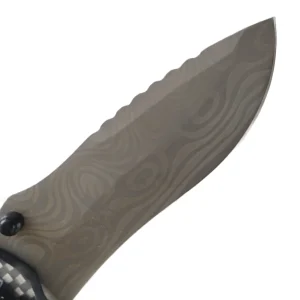 close of of knife blade iwth damascus pattern