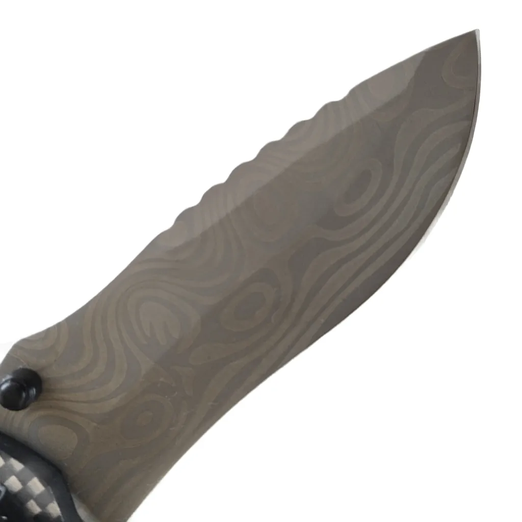 close of of knife blade iwth damascus pattern